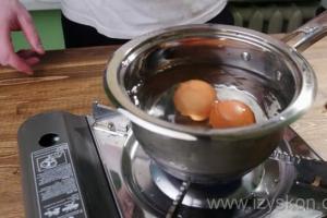 Сколько варить яйца в мешочек?